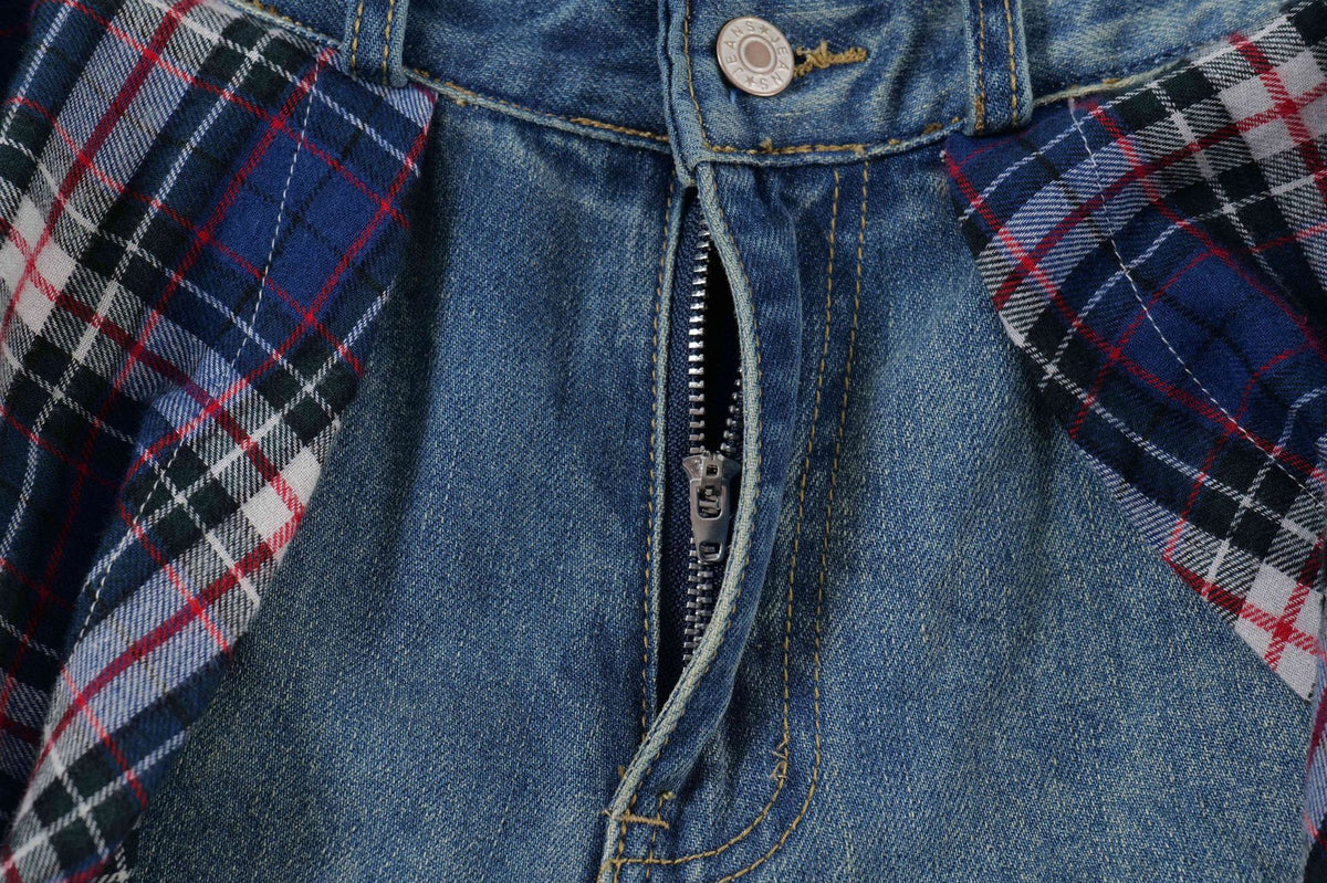 Jeans Azzurri a Zampa e Camicia in Vita